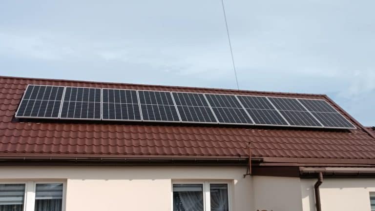 Zdjęcie przedstawiające instalację fotowoltaiczną na dachu w gminie Kamieńsk.
