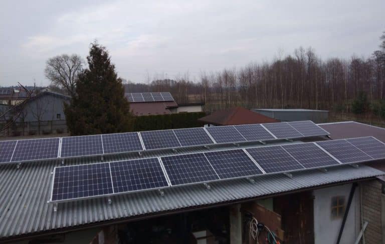 Zdjęcie przedstawiające instalację fotowoltaiczną na dachu w gminie Kamieńsk.