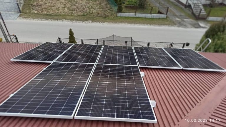 Zdjęcie przedstawiające instalację fotowoltaiczną na dachu w gminie Kamieńsk.