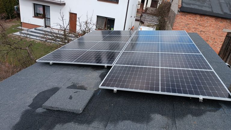 Zdjęcie przedstawiające instalację fotowoltaiczną na dachu w gminie Kamieńsk.