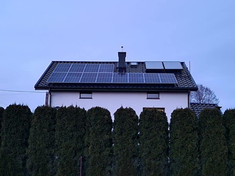 Zdjęcie przedstawiające instalację fotowoltaiczną na dachu w gminie Kamieńsk.