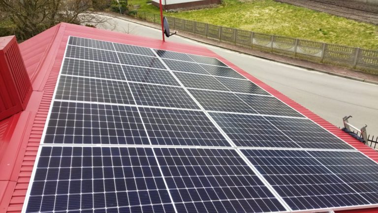 Zdjęcie przedstawiające instalację fotowoltaiczną na dachu w gminie Kamieńsk.