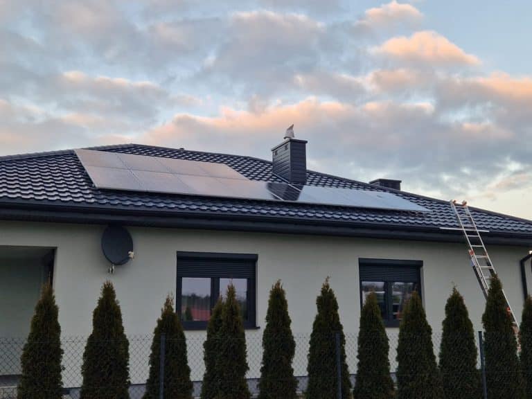 Zdjęcie przedstawiające instalację fotowoltaiczną na dachu w gminie Kamieńsk.
